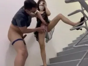 Hai cô vợ chồng yêu phang trên cầu thang cực phê