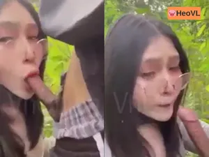 đi dã ngoại tiện địt người yêu ở trong rừng