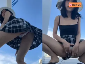 Em gái dâm đi du lịch nhưng cũng không quên quay clip show cò cho fans xem