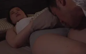 3 ngày chồng yêu đi làm ăn, người vợ ở nhà nữa đêm bị bố chồng yêu mò vào phòng