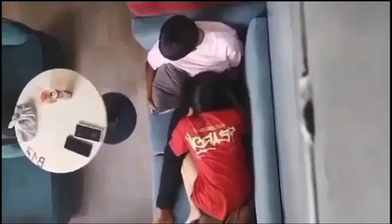Quay lén bồ mút bú cho em người yêu nơi công cộng
