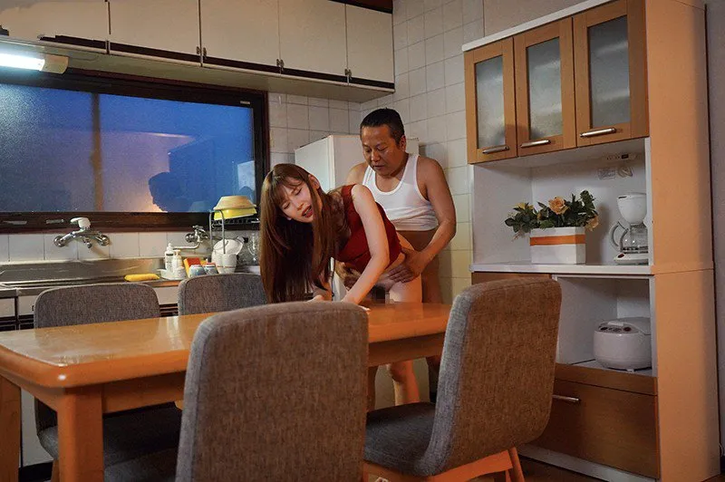 Con gái bị ông chồng mới của má nện mỗi ngày, cho dù đã có người yêu